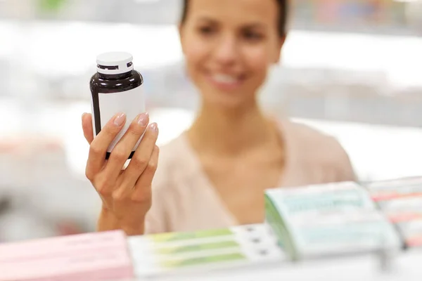 Close-up de escolha do cliente medicina na farmácia — Fotografia de Stock