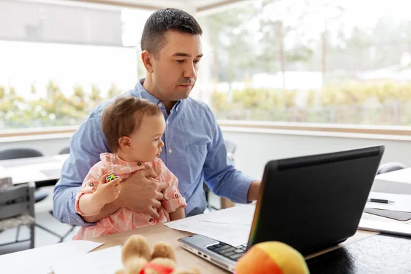 Vader met baby werken op laptop thuis kantoor — Stockfoto