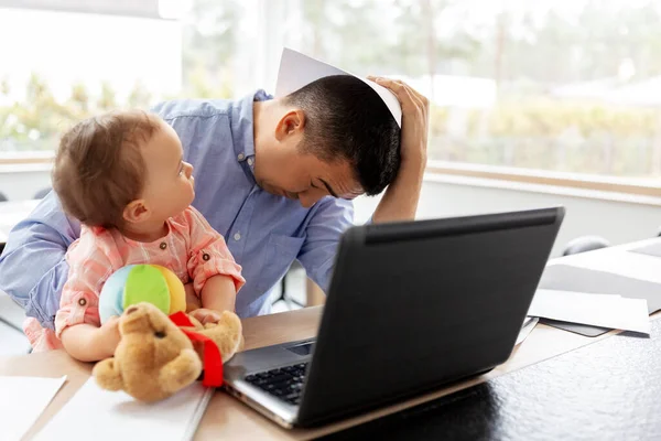 Πατέρας με το μωρό εργάζονται σε φορητό υπολογιστή στο γραφείο στο σπίτι — Φωτογραφία Αρχείου