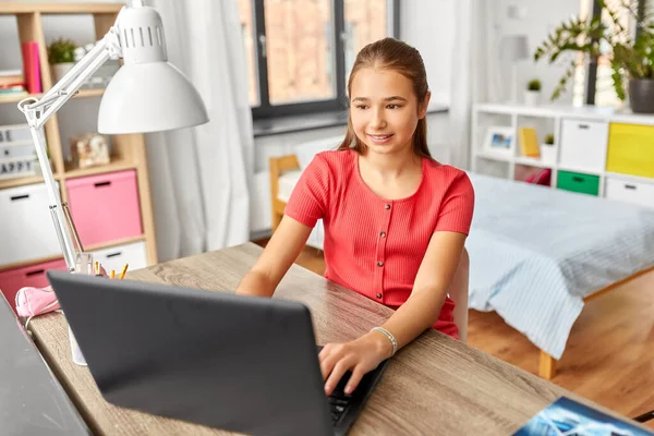 Estudante menina com computador portátil aprendizagem em casa — Fotografia de Stock