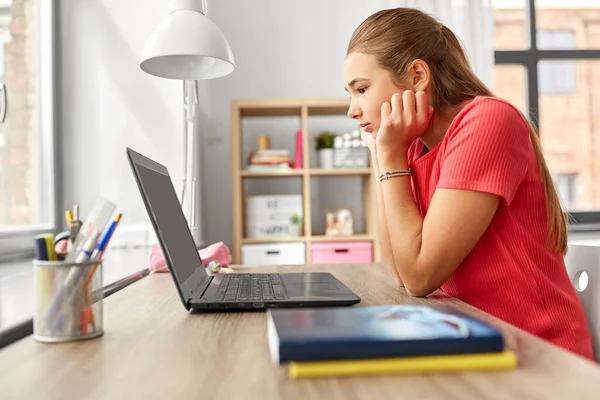 Dizüstü bilgisayarı olan öğrenci kız evde öğreniyor. — Stok fotoğraf