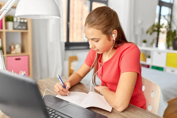 Student meisje in koptelefoon leren thuis — Stockfoto