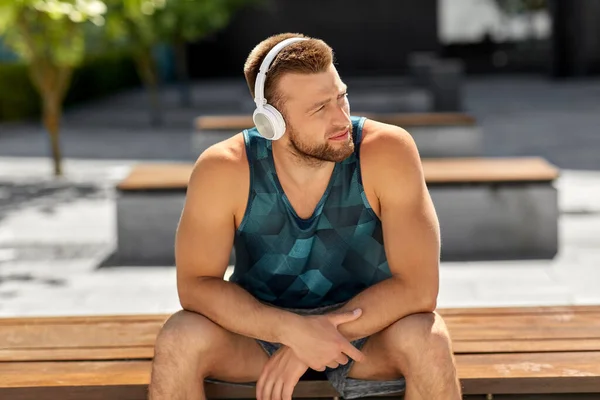 Homme dans casque écouter de la musique à l'extérieur — Photo