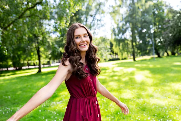 Porträtt av glad leende kvinna i sommarparken — Stockfoto