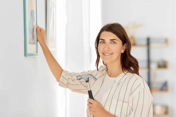 Mujer decorando el hogar con la imagen en el marco — Foto de Stock