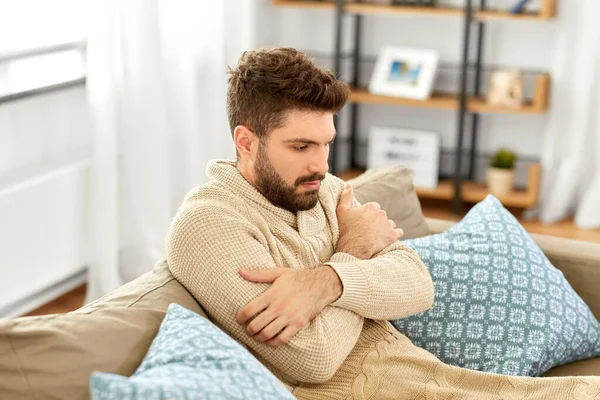 Trieste zieke man in deken heeft koorts thuis — Stockfoto