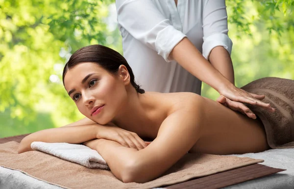 Mulher deitada e tendo massagem nas costas no spa — Fotografia de Stock