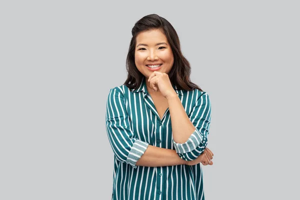 Happy asian woman over grey background — Stock Photo, Image