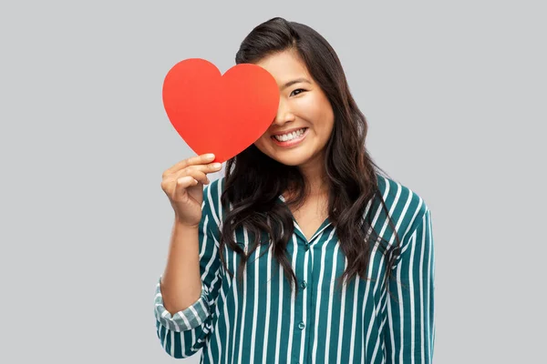 Kırmızı kalpli mutlu Asyalı kadın. — Stok fotoğraf