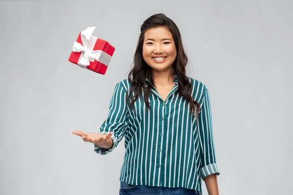 Happy asian woman with birthday present — Stock Photo, Image