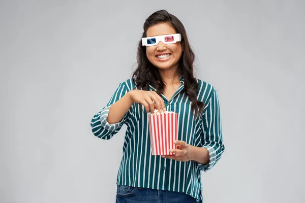 Üç boyutlu film gözlüklü Asyalı kadın patlamış mısır yiyor. — Stok fotoğraf