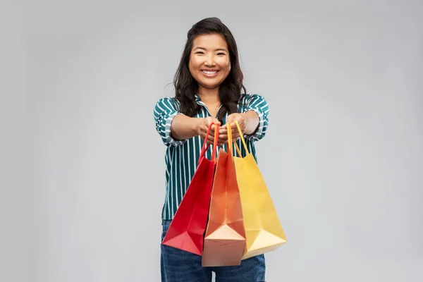 Mujer asiática feliz con bolsas de compras —  Fotos de Stock