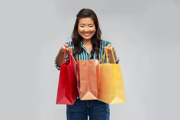 Felice donna asiatica con borse della spesa — Foto Stock