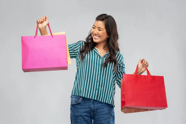 Alışveriş çantalı mutlu Asyalı kadın. — Stok fotoğraf