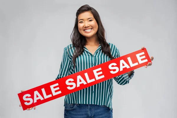 Щаслива усміхнена молода азіатська жінка з продажу банер — стокове фото
