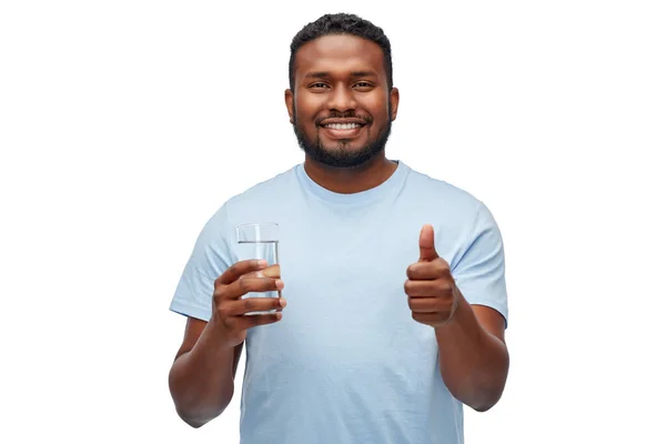 Homem americano africano feliz com vidro de água — Fotografia de Stock