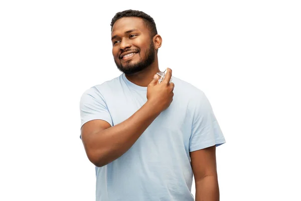 Homem americano africano feliz com perfume — Fotografia de Stock