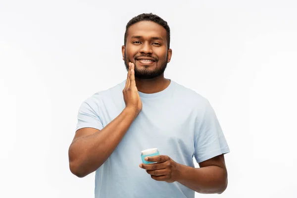 Felice uomo africano applicando cera alla sua barba — Foto Stock