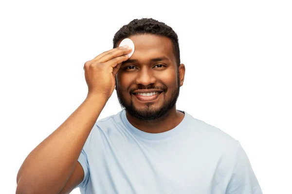 Homem americano africano limpeza rosto com almofada de algodão — Fotografia de Stock