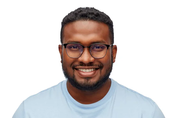 Усміхнений афроамериканський чоловік в окулярах — стокове фото