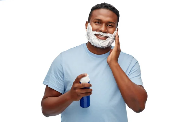 Hombre afroamericano con crema de afeitar en la barba —  Fotos de Stock