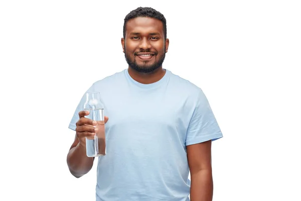 快乐的非洲男人，玻璃瓶里装水 — 图库照片