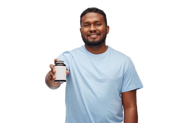 Sorridente uomo africano americano con vaso di medicina — Foto Stock