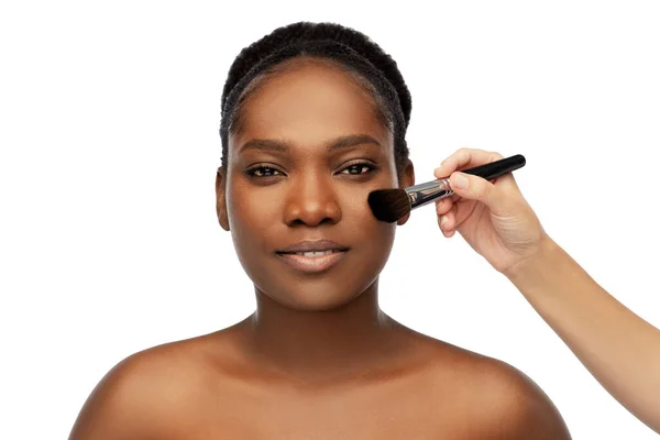 Femme africaine et la main avec brosse de maquillage — Photo