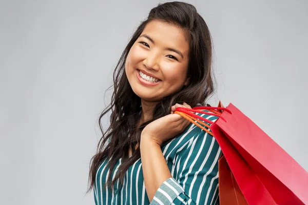 Boldog ázsiai nő bevásárló táskák Jogdíjmentes Stock Fotók