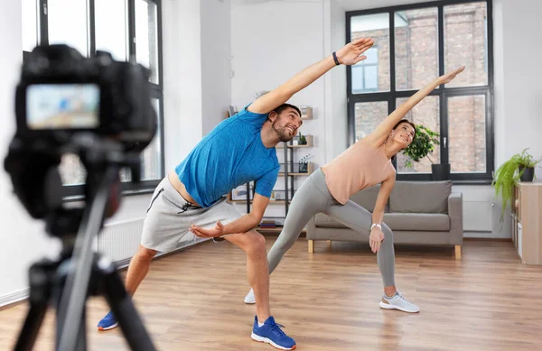 Pareja grabación casa yoga clase vídeo Fotos de stock libres de derechos