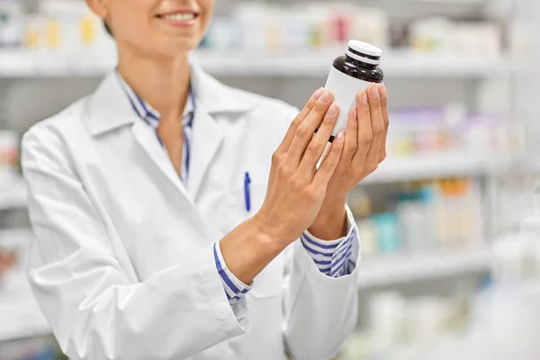 Närbild av farmaceut med läkemedel på apotek — Stockfoto