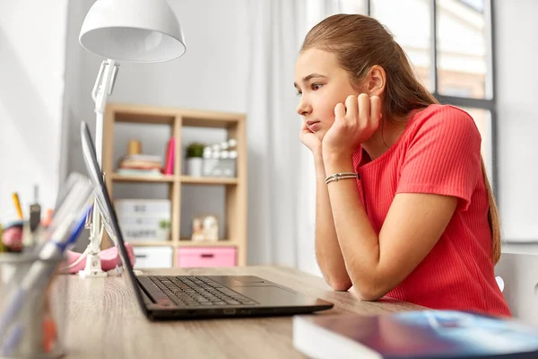 Estudante menina com computador portátil aprendizagem em casa — Fotografia de Stock