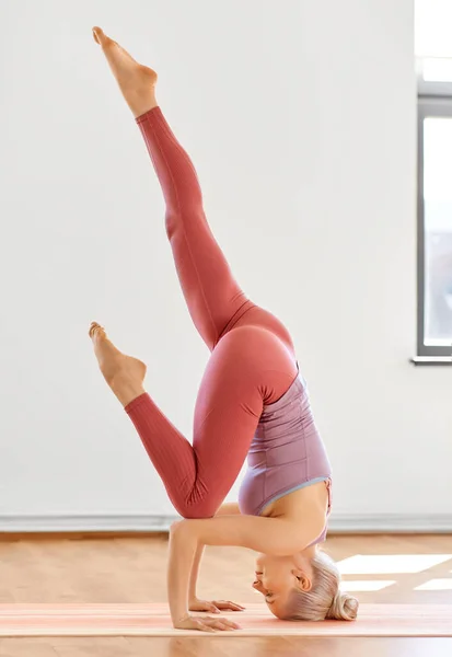 Mujer haciendo apoyada headstand en yoga studio — Foto de Stock