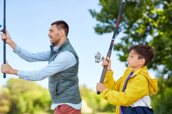 Feliz sorrindo pai e filho pesca no rio — Fotografia de Stock