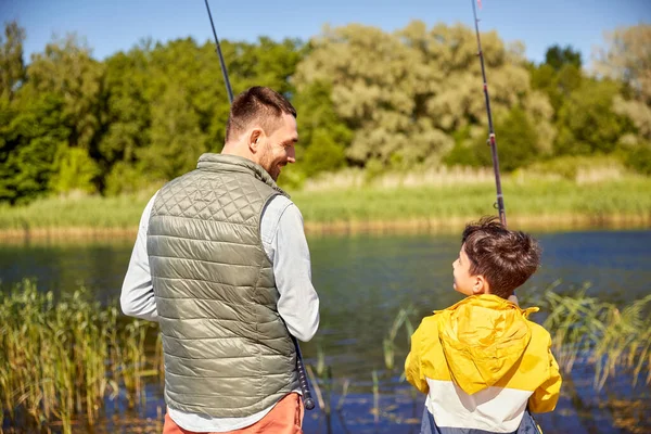 Feliz sorrindo pai e filho pesca no rio — Fotografia de Stock