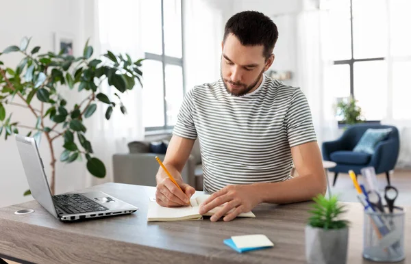 Uomo con notebook e laptop a casa ufficio — Foto Stock
