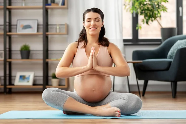 Happy pregnant woman meditating at home — Stock Photo, Image