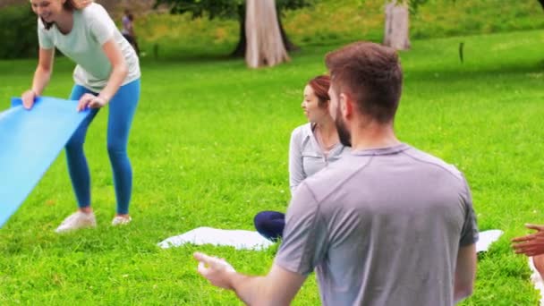 Встреча группы людей на занятиях йогой в парке — стоковое видео