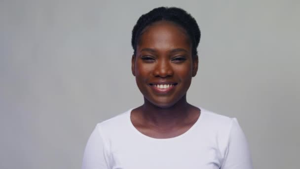 แฮปปี้ แอฟริกัน อเมริกัน ผู้หญิง แสดงนิ้วโป้งขึ้น — วีดีโอสต็อก