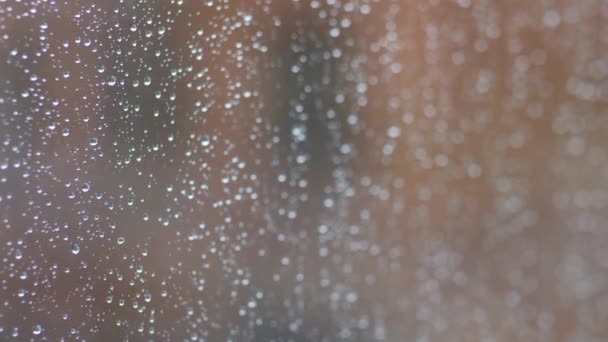 Primo piano di vetro di finestra con gocce di pioggia — Video Stock