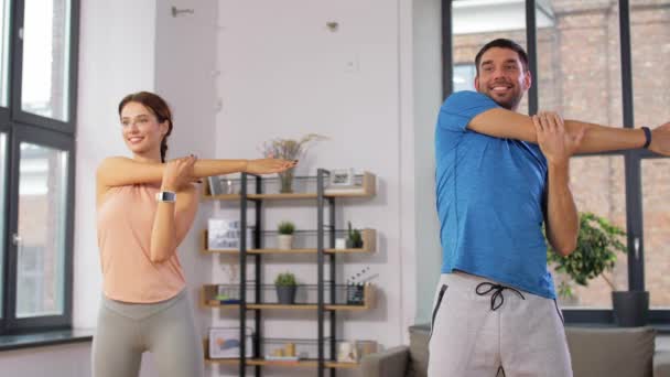 Mutlu çift evde egzersiz yapıyor. — Stok video