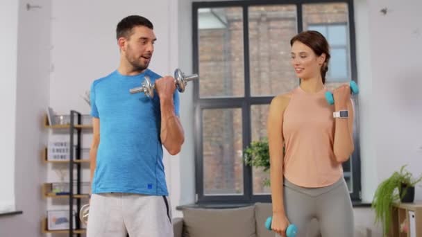 Feliz pareja haciendo ejercicio en casa — Vídeos de Stock