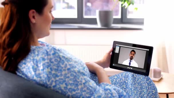 Kobieta w ciąży prowadząca rozmowę wideo z lekarzem — Wideo stockowe