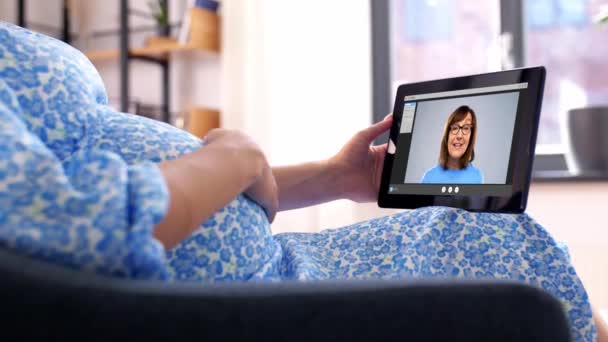 Femme enceinte avec tablette pc ayant appel vidéo — Video