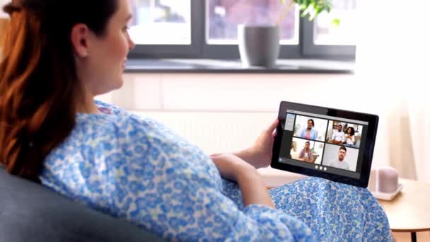 Kobieta w ciąży z tabletką, dzwoniąca wideo — Wideo stockowe