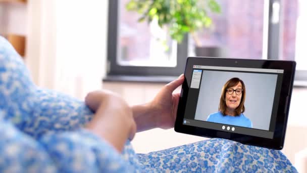 Femeie gravidă cu tabletă PC având apel video — Videoclip de stoc