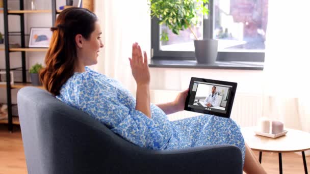 Mulher grávida ter chamada de vídeo com o médico — Vídeo de Stock