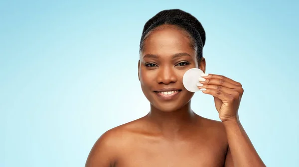 Femme africaine nettoyage visage avec coton pad — Photo