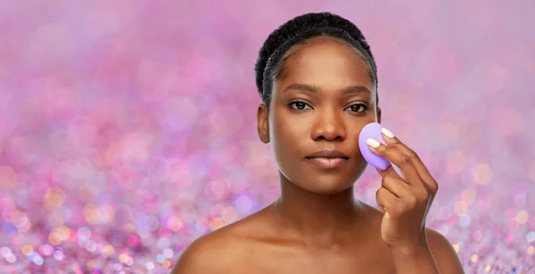 Afrikanische Amerikanerin mit Make-up Schwamm — Stockfoto