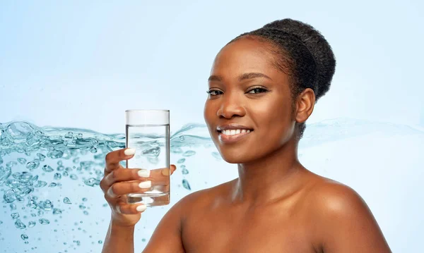 Junge afrikanisch-amerikanische Frau mit Glas Wasser — Stockfoto